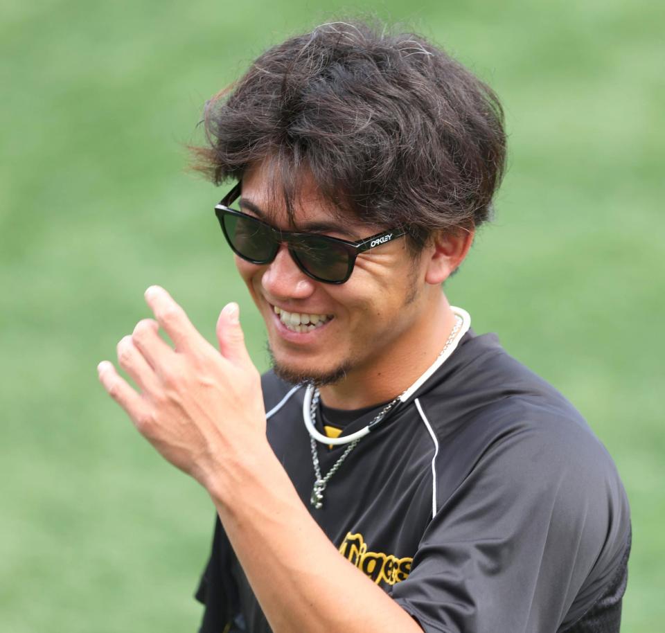 　練習中、笑顔を見せる伊藤将（撮影・吉澤敬太）