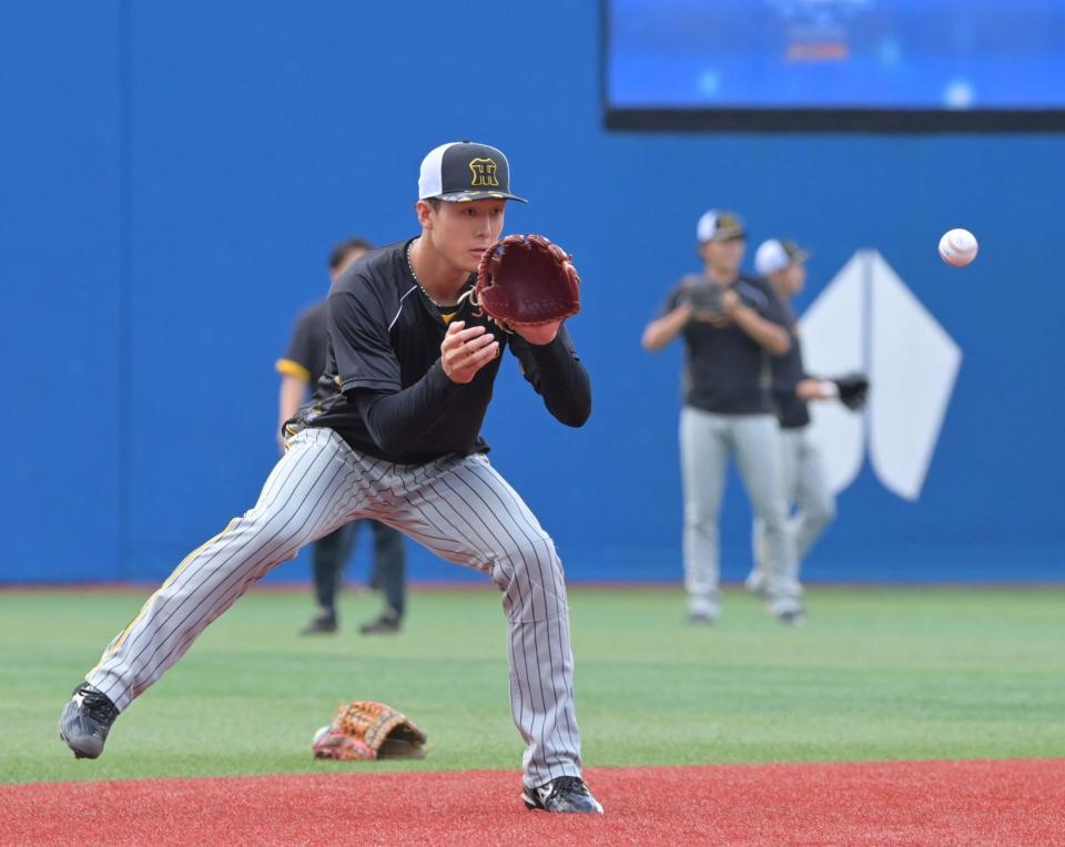 　試合前、ノックを受ける小幡（撮影・立川洋一郎）