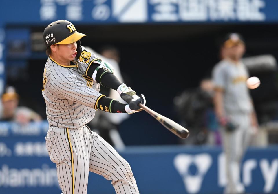 　２回、左中間に先制適時二塁打を放つ梅野（撮影・金田祐二）