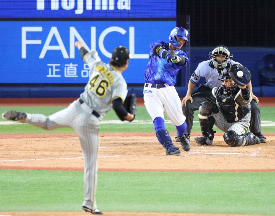 　７回、ピンチで関根を空振り三振に仕留める島本（手前）＝撮影・吉澤敬太