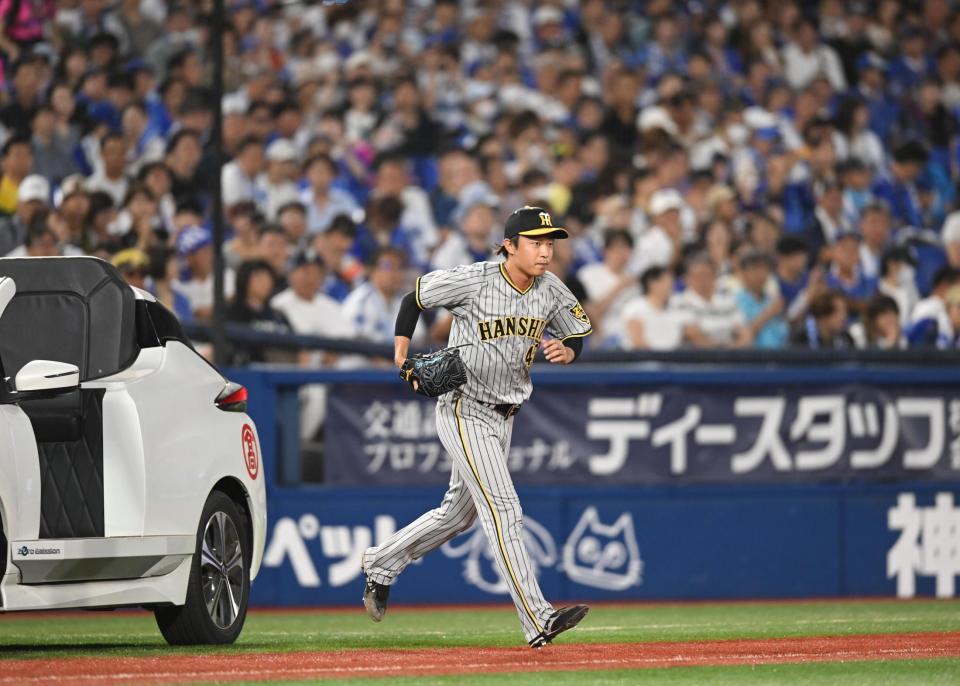 　７回、リリーフカーから元気にマウンドへ向かう島本（撮影・金田祐二）