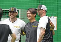 　笑顔の（左から）ビーズリー、西純、ブルワー（撮影・中田匡峻）