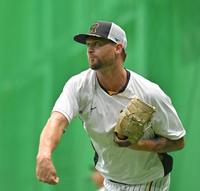 　キャッチボールをするブルワー（撮影・中田匡峻）