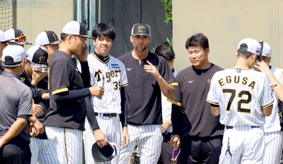 　練習前、円陣に加わるブルワー（中央）＝撮影・山口登