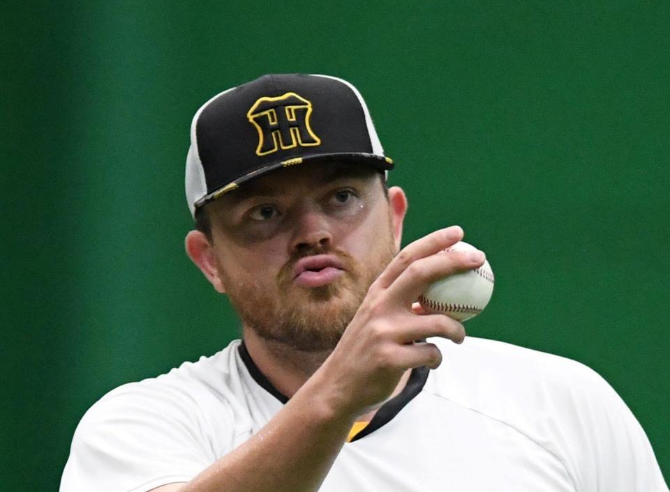 　キャッチボールをするビーズリー（撮影・中田匡峻）