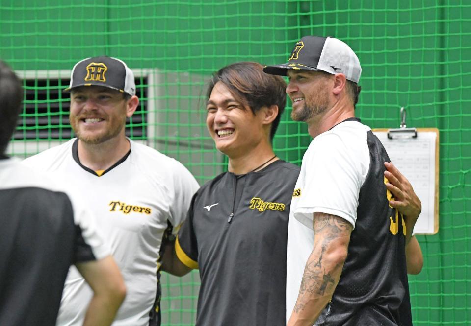 　笑顔の（左から）ビーズリー、西純、ブルワー（撮影・中田匡峻）