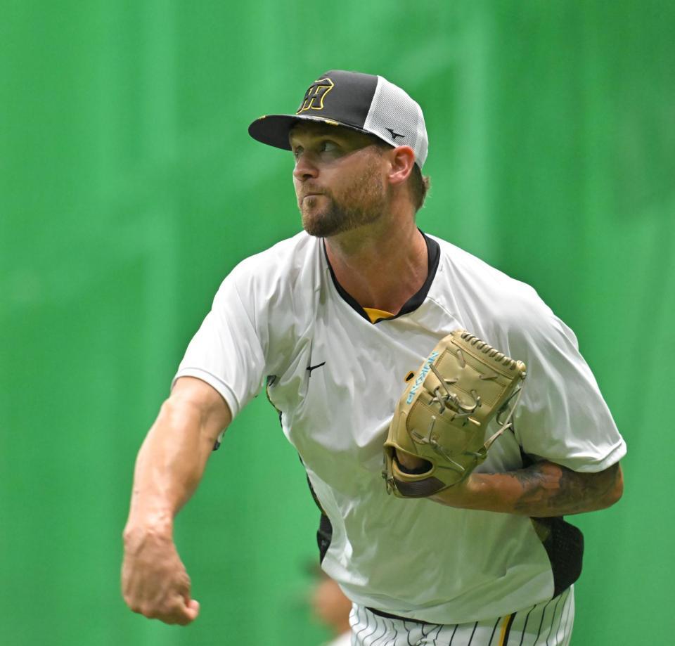 　キャッチボールをするブルワー（撮影・中田匡峻）