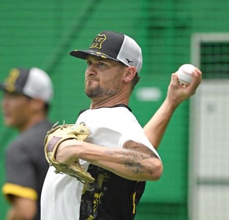 　キャッチボールをするブルワー（撮影・中田匡峻）