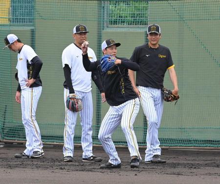 　ファームの選手と練習する青柳