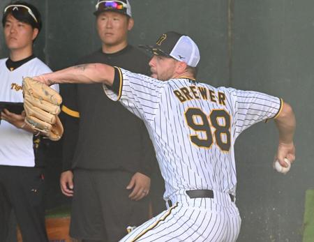 　タテジマの「９８」を背に、ブルペンで投げ込むブルワー（撮影・高部洋祐）