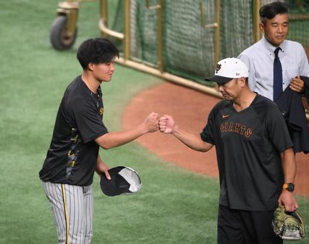 　試合前に阿部コーチ（右）とタッチを交わす森下（撮影・堀内翔）