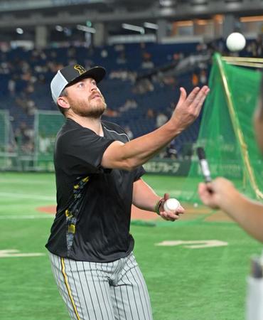 　サインボールをプレゼントするビーズリー（撮影・立川洋一郎）