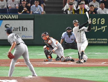 　２回、空振り三振に倒れる大山（撮影・西岡正）