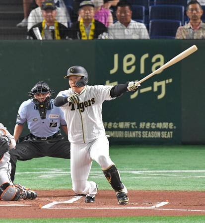 　１回、中前に先制打を放つ大山（撮影・西岡正）