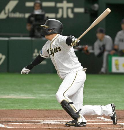 　１回、先制の中前適時打を放つ大山