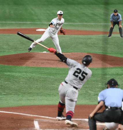 　１回、岡本和を空振り三振に仕留めた西純（撮影・堀内翔）