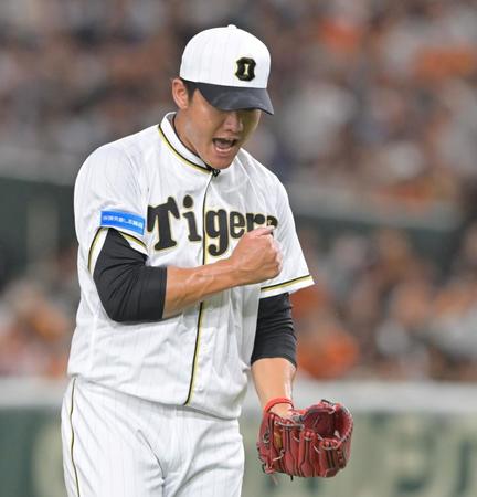 　１回、岡本和から空振り三振を奪って拳を握る西純（撮影・立川洋一郎