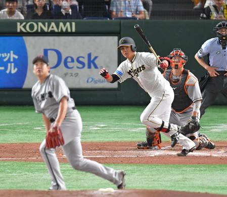 　３回、中前適時打を放つ西純（撮影・西岡正）