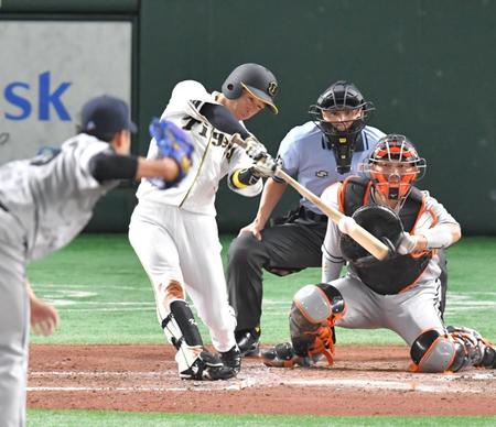 　３回、右中間に２点二塁打を放つ近本（撮影・西岡正）