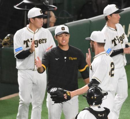 　８回、好リリーフを見せたＫ・ケラー（右）を迎える西純（撮影・堀内翔）