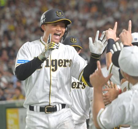 　８回、右中間スタンドへ２ランを放ち、ナインの祝福に笑顔を見せる森下（撮影・立川洋一郎）