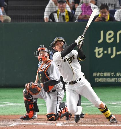 　８回、右中間に２ランを放つ森下（撮影・西岡正）