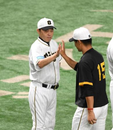 　試合後、西純（右）タッチを交わす岡田監督（撮影・堀内翔）