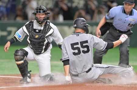 　８回、岡本和の適時二塁打で本塁を突くもタッチアウトになる秋広。左は捕手・梅野（撮影・立川洋一郎）