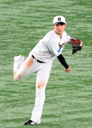 　８回、本塁で秋広を補殺する木浪（撮影・堀内翔）