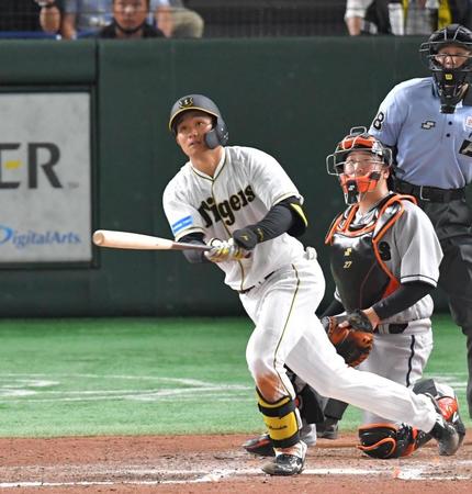 　８回、右中間に２ランを放つ森下（撮影・西岡正）