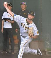 　ブルペン入りし投げ込むブルワー（撮影・高部洋祐）