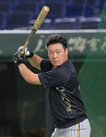 　打撃フォームを確認しながら素振りをする大山（撮影・立川洋一郎）