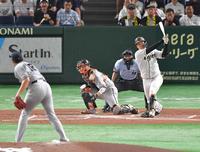 　２回、空振り三振に倒れる大山（撮影・西岡正）