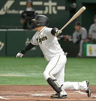 　１回、先制の中前適時打を放つ大山