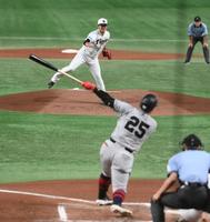 　１回、岡本和を空振り三振に仕留めた西純（撮影・堀内翔）