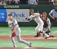 　３回、中前適時打を放つ西純（撮影・西岡正）