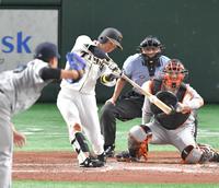 　３回、右中間に２点二塁打を放つ近本（撮影・西岡正）
