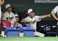 　８回、リクエスト後、ビジョンのリプレー映像を笑顔で指さす岡田監督（撮影・棚橋慶太）