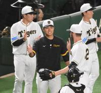 　８回、好リリーフを見せたＫ・ケラー（右）を迎える西純（撮影・堀内翔）