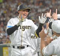 　８回、右中間スタンドへ２ランを放ち、ナインの祝福に笑顔を見せる森下（撮影・立川洋一郎）
