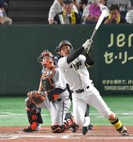　８回、右中間に２ランを放つ森下（撮影・西岡正）