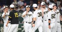 　笑顔でナインを出迎える岡田監督（左から３人目）＝撮影・棚橋慶太