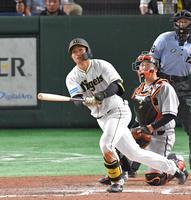 　８回、右中間に２ランを放つ森下（撮影・西岡正）