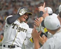 　８回、右中間スタンドへ２ランを放ち、ナインの祝福に笑顔を見せる森下（撮影・立川洋一郎）