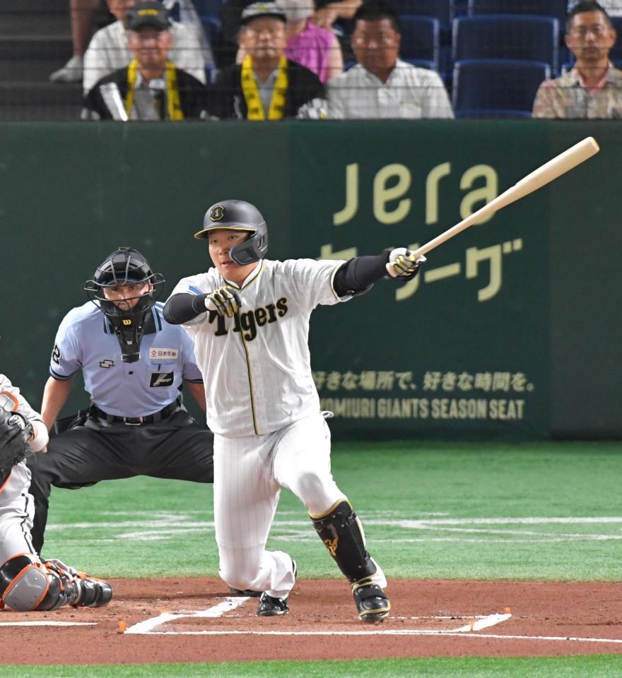 　１回、中前に先制打を放つ大山（撮影・西岡正）