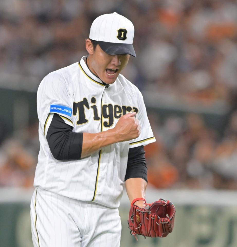 　１回、岡本和から空振り三振を奪って拳を握る西純（撮影・立川洋一郎
