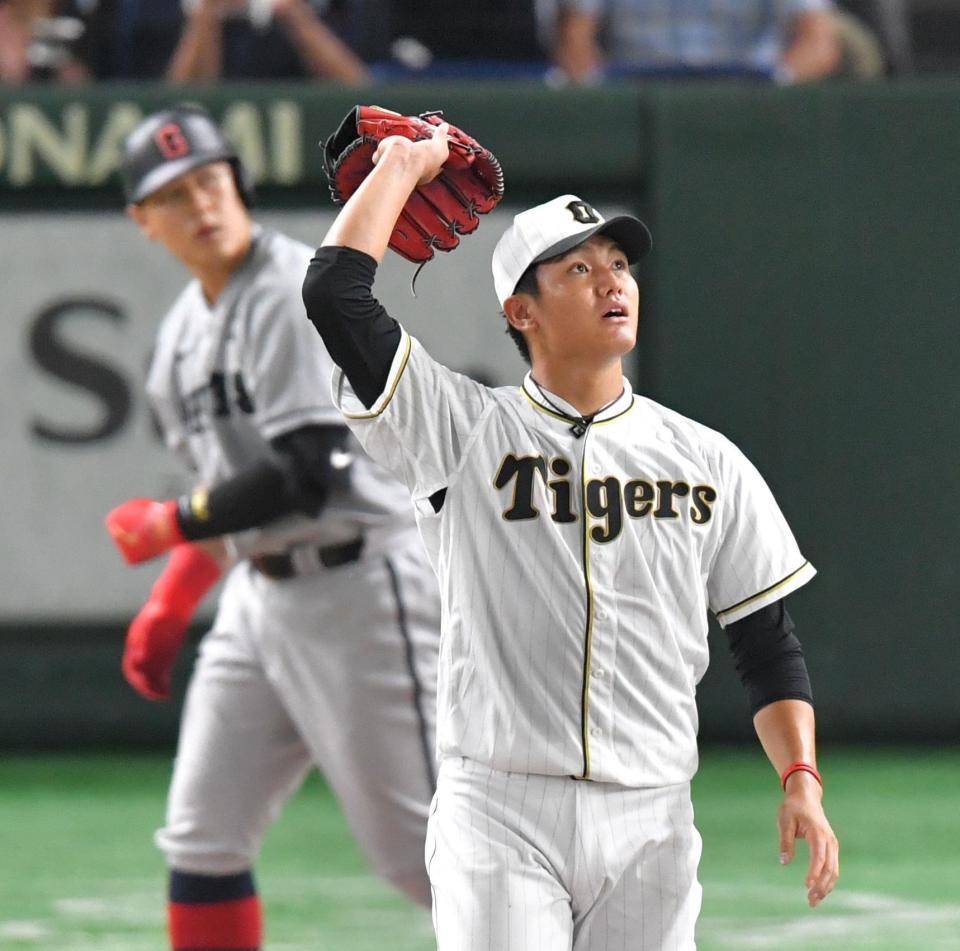 　６回、岡本和（左）に２ランを浴びる西純（撮影・西岡正）