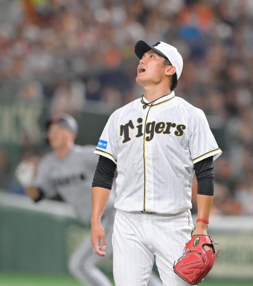 　６回、岡本和に２ランを浴び、打球の行方を目で追う西純（撮影・立川洋一郎）
