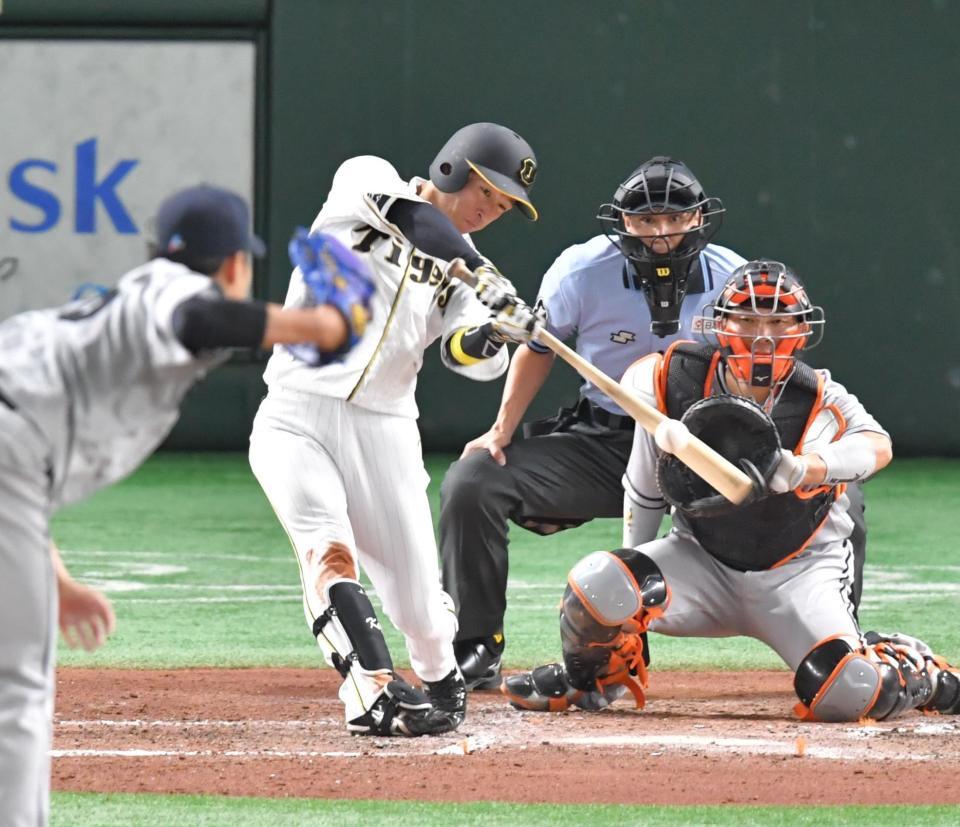 　３回、右中間に２点二塁打を放つ近本（撮影・西岡正）