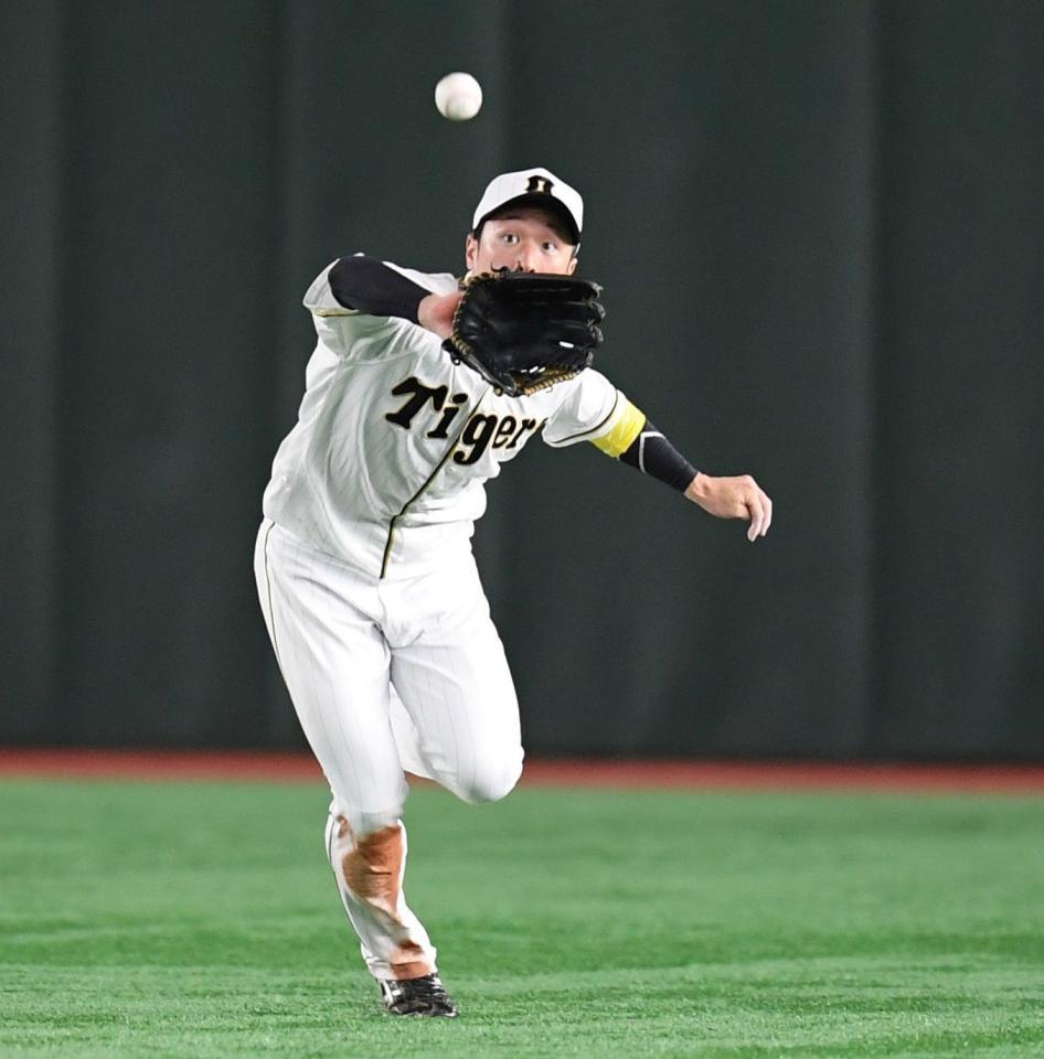 　２回、門脇の打球を好捕する近本（撮影・棚橋慶太）